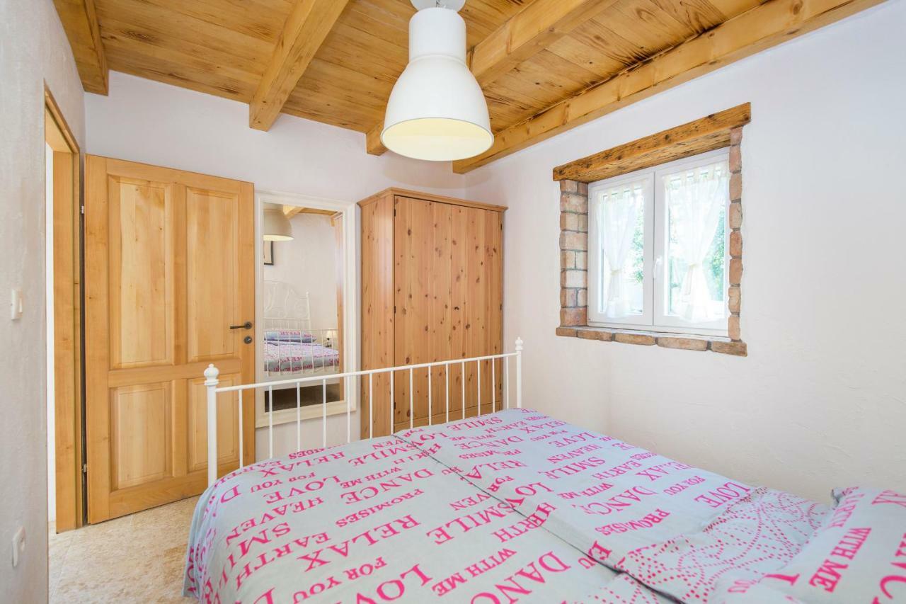 Small Old House Nedescina Екстер'єр фото